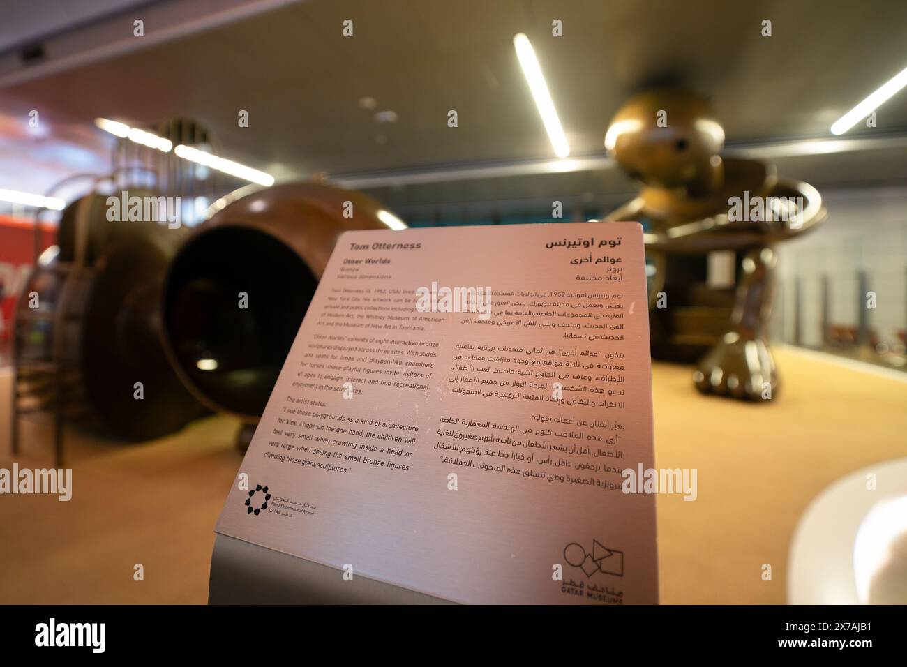 DOHA, QATAR - 13 OTTOBRE 2023: Primo piano della targa informativa ad Other Worlds dello scultore americano Tom Otterness all'aeroporto internazionale di Hamad. Foto Stock