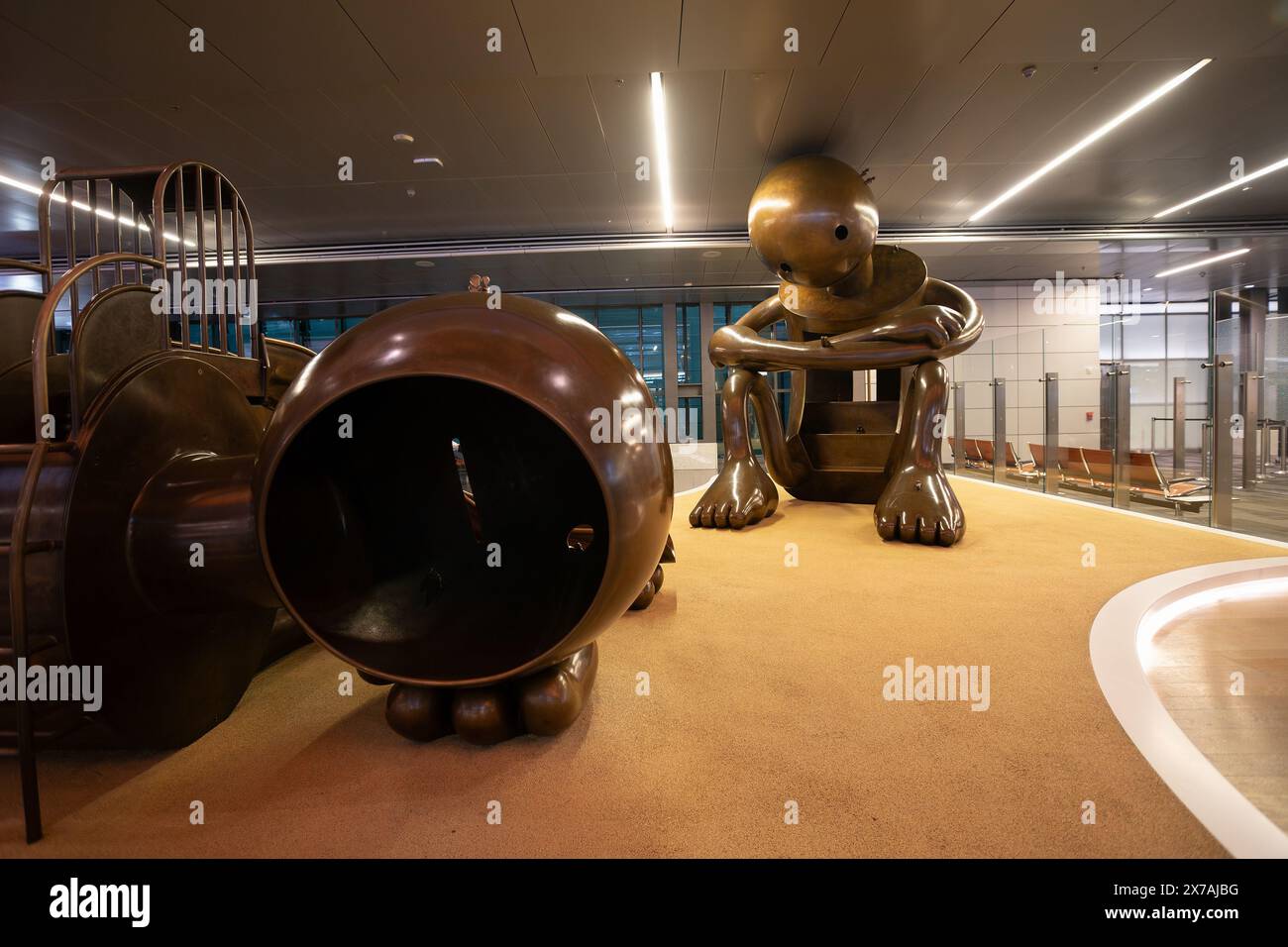 DOHA, QATAR - 13 OTTOBRE 2023: Altri mondi dello scultore americano Tom Otterness all'aeroporto internazionale di Hamad. Foto Stock