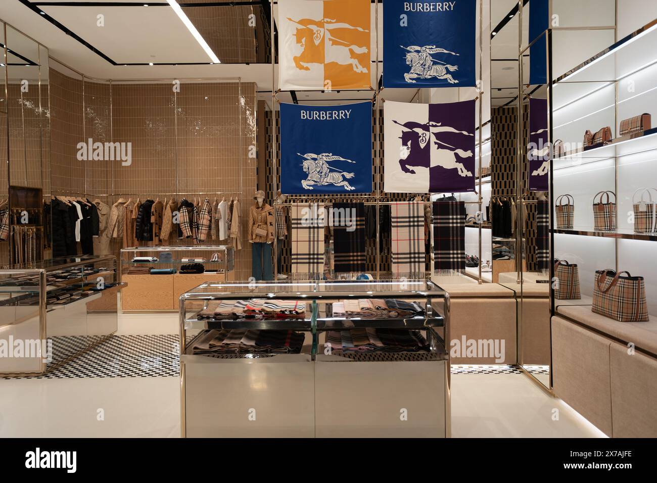 DOHA, QATAR - 13 OTTOBRE 2023: Foto interna del negozio Burberry all'aeroporto internazionale di Hamad. Foto Stock
