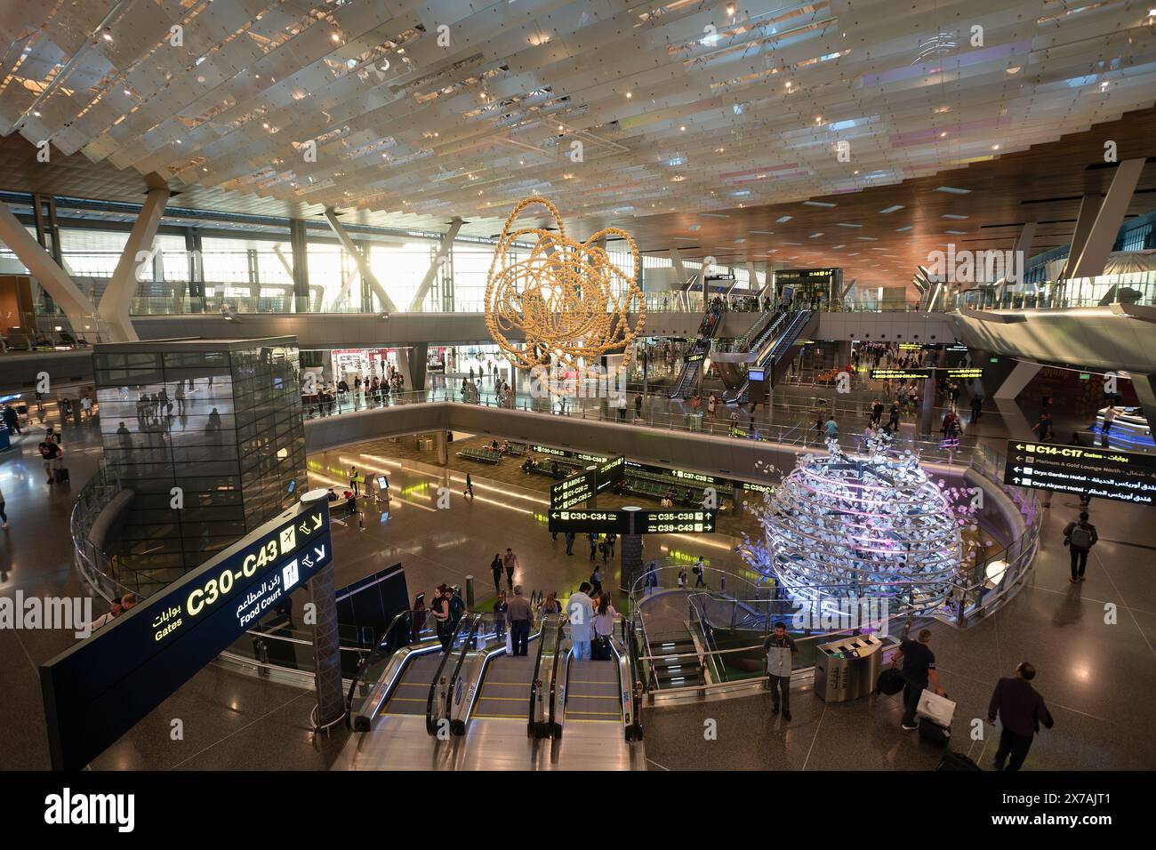 DOHA, QATAR - 13 OTTOBRE 2023: Ripresa interna dell'aeroporto internazionale Hamad di Doha. Foto Stock