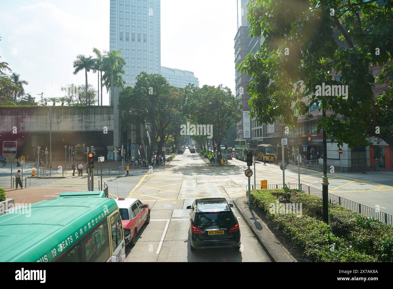 HONG KONG, CINA - 5 DICEMBRE 2023: Paesaggio urbano di Hong Kong visto dal ponte superiore di un autobus a due piani. Foto Stock