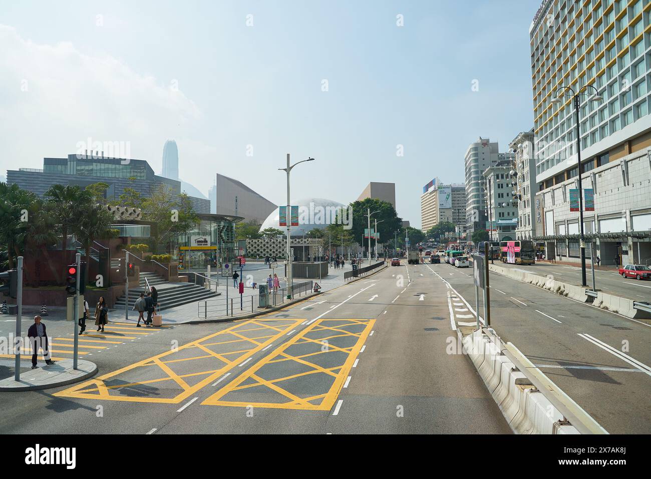 HONG KONG, CINA - 5 DICEMBRE 2023: Paesaggio urbano di Tsim Sha Tsui visto dal ponte superiore di un autobus a due piani a Hong Kong. Foto Stock
