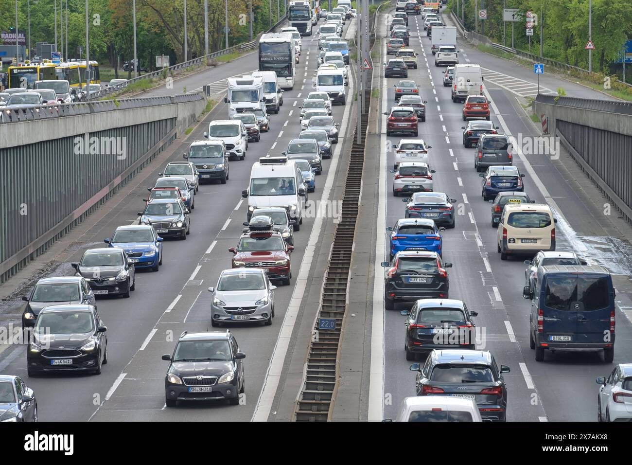 Stau, zähfliessender Verkehr, Stadtautobahn A 111, Höhe Heckerdamm, Charlottenburg, Berlino, Deutschland *** ingorgo del traffico, traffico lento, autostrada cittadina A 111, vicino a Heckerdamm, Charlottenburg, Berlino, Germania Foto Stock