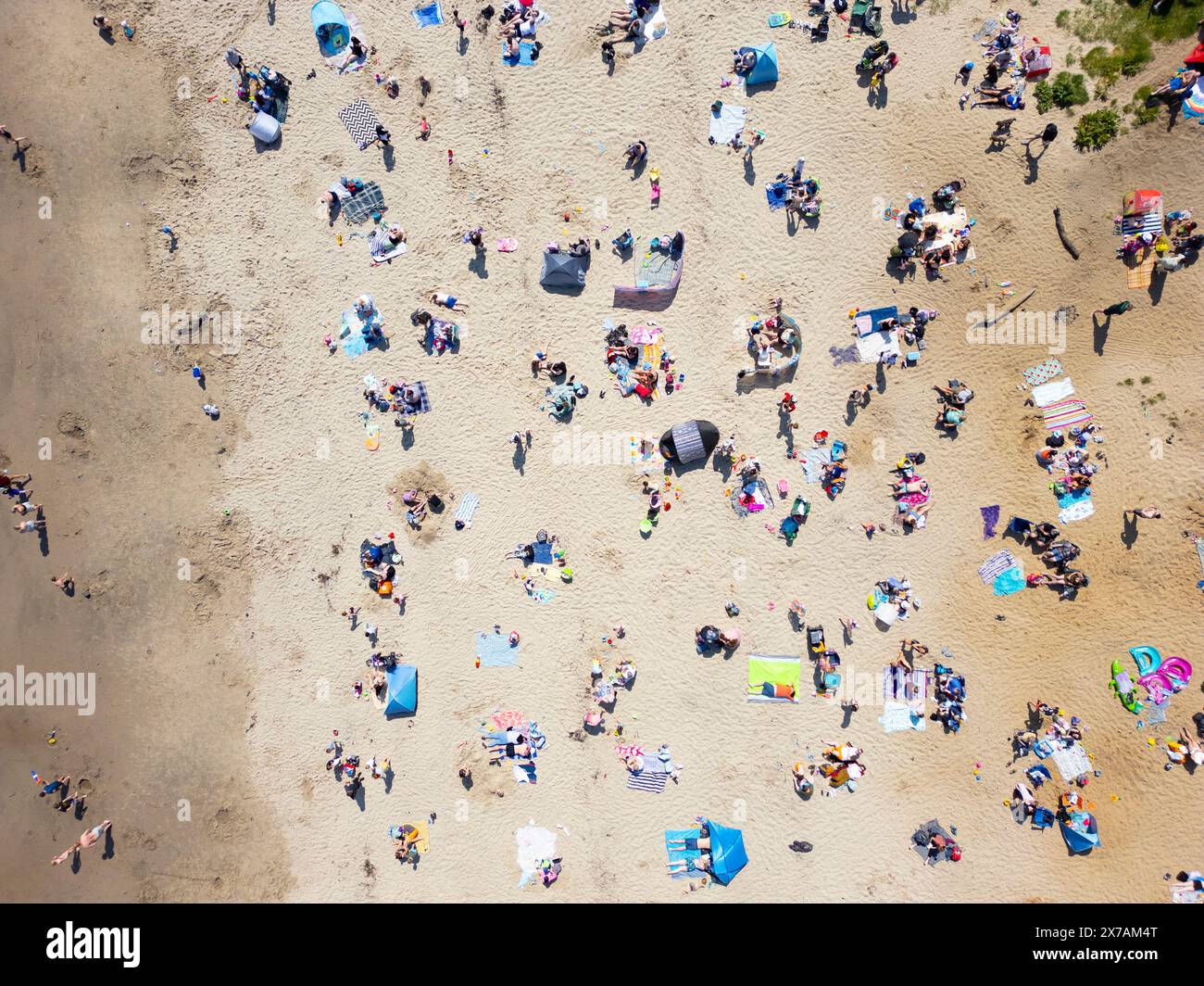 Vedute aeree dal drone di Silver Sands Beach ad Aberdour nel caldo fine settimana di maggio, Fifr, Scozia, Regno Unito Foto Stock