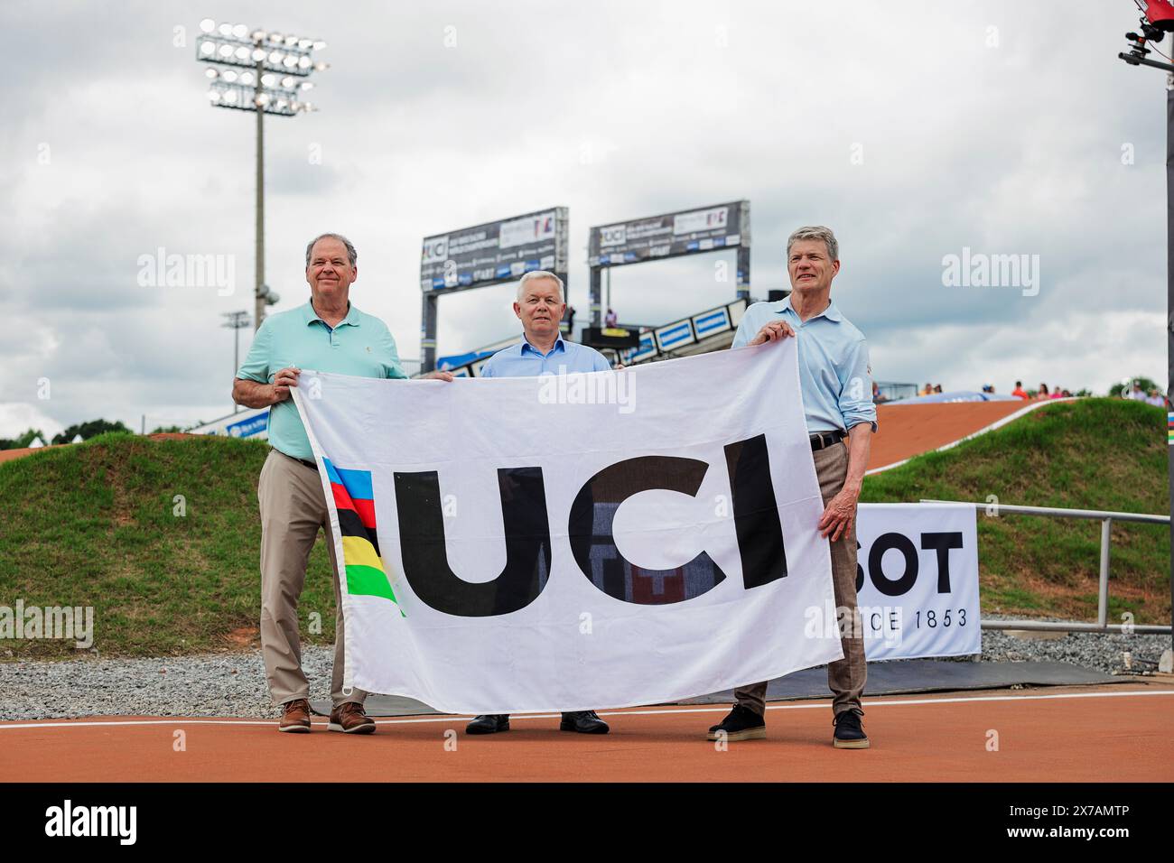 Foto di Alex Whitehead/SWpix.com - 18/05/2024 - Ciclismo - 2024 UCI BMX Racing World Championships - Rock Hill, South Carolina, USA - consegna della bandiera UCI a Copenaghen 2025 credito: SWpix/Alamy Live News Foto Stock