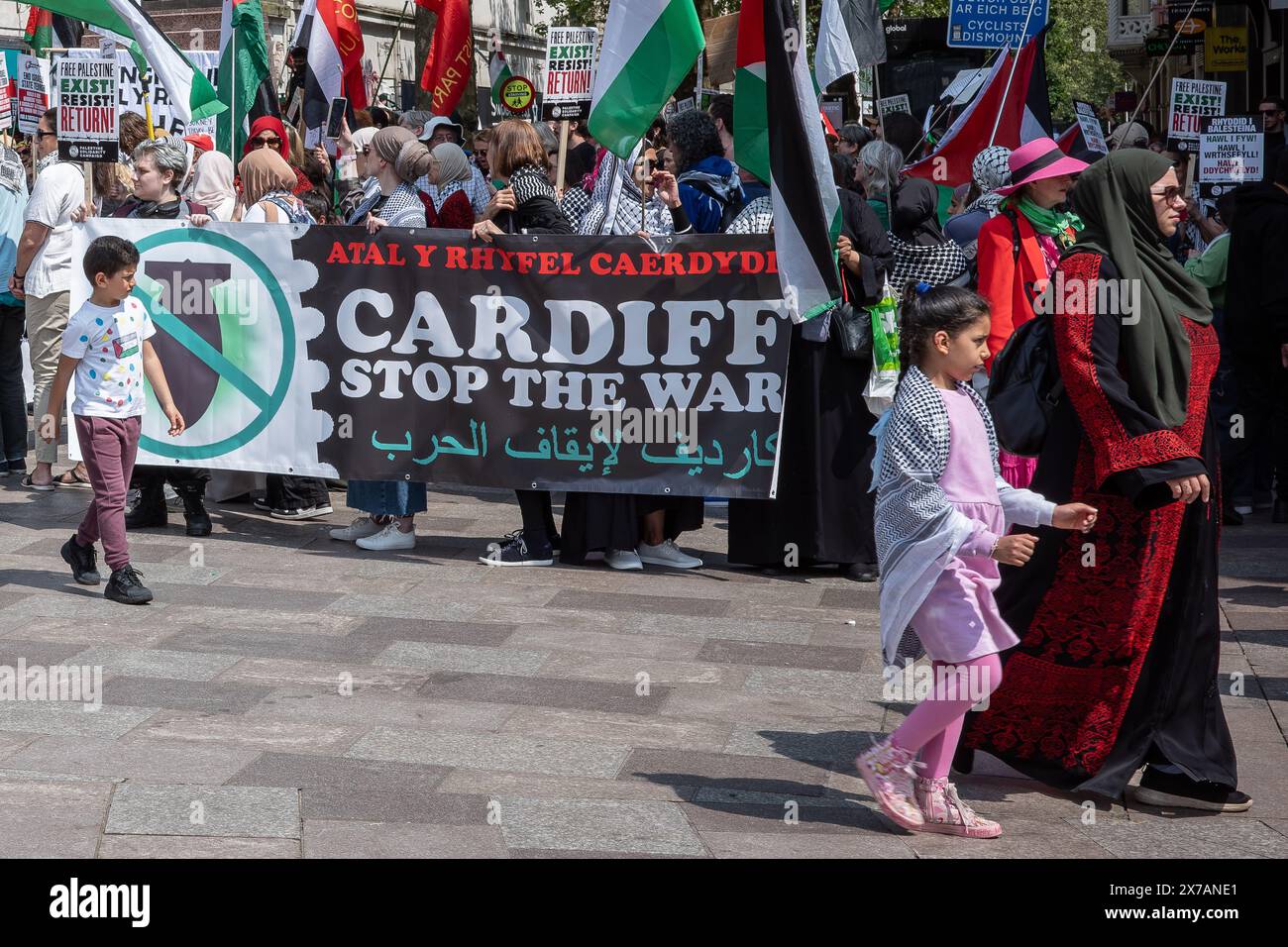 Manifestanti in una manifestazione di strada pro-Palestina e anti-Israele - campagna di solidarietà della Palestina. Centro di Cardiff. Madre con figli. Foto Stock