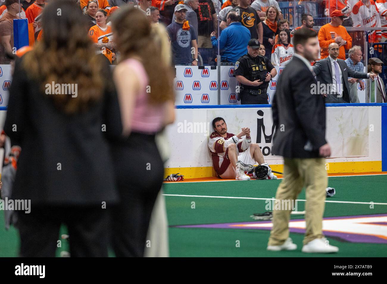 18 maggio 2024: Leo Stouros (20), il difensore dei lupi dei Firewolves di Albany, guarda come festeggiano i Buffalo Bandits. I Buffalo Bandits ospitarono gli Albany Firewolves in gara 2 delle finali della National Lacrosse League al KeyBank Center di Buffalo, New York. (Jonathan tenca/CSM) Foto Stock