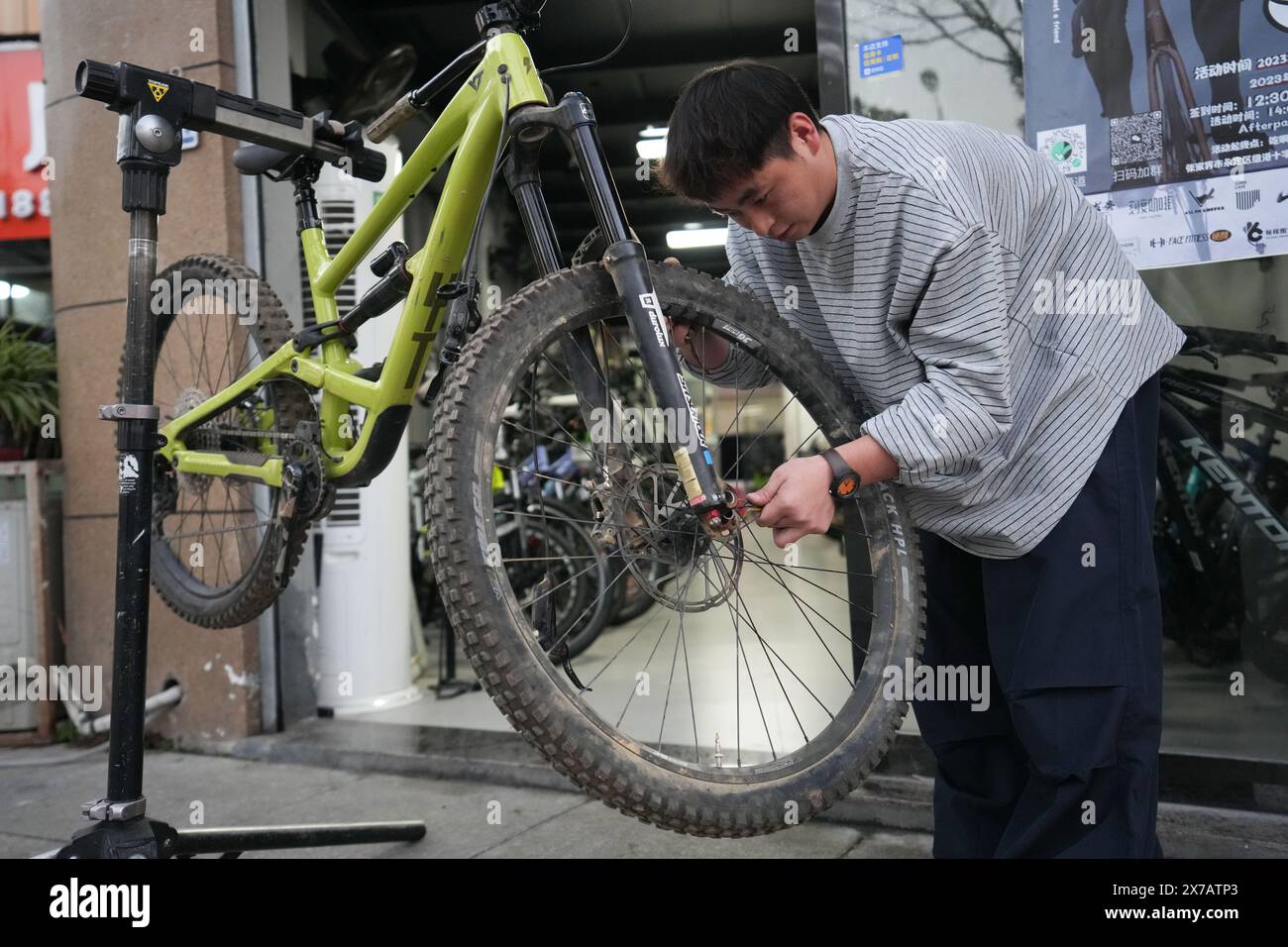 (240519) -- CHANGSHA, 19 maggio 2024 (Xinhua) -- Ye Zhengwu adegua la sua bicicletta a Zhangjiajie, nella provincia di Hunan della Cina centrale, il 27 novembre 2023. Zhangjiajie, situata nel nord-ovest della provincia di Hunan, è uno dei siti patrimonio naturale dell'umanità in Cina. I suoi paesaggi naturali mozzafiato hanno attratto turisti in tutto il mondo e hanno attirato gli appassionati di sport estremi a dimostrare le loro abilità. YE Zhengwu, un mountain bike di 25 anni, è nato e cresciuto a Zhangjiajie. Ha sviluppato la passione per il ciclismo in giovane età. Nel 2015, mentre studiava all'università, incontrò per la prima volta il Downhill Mountain Bike Foto Stock