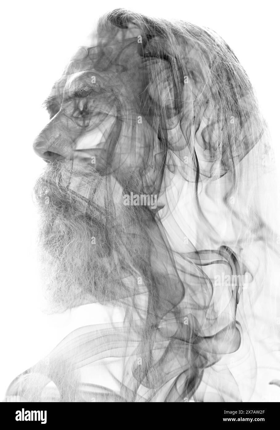 Un mezzo profilo di un vecchio si è fuso con dei vortici di fumo in doppia esposizione Foto Stock