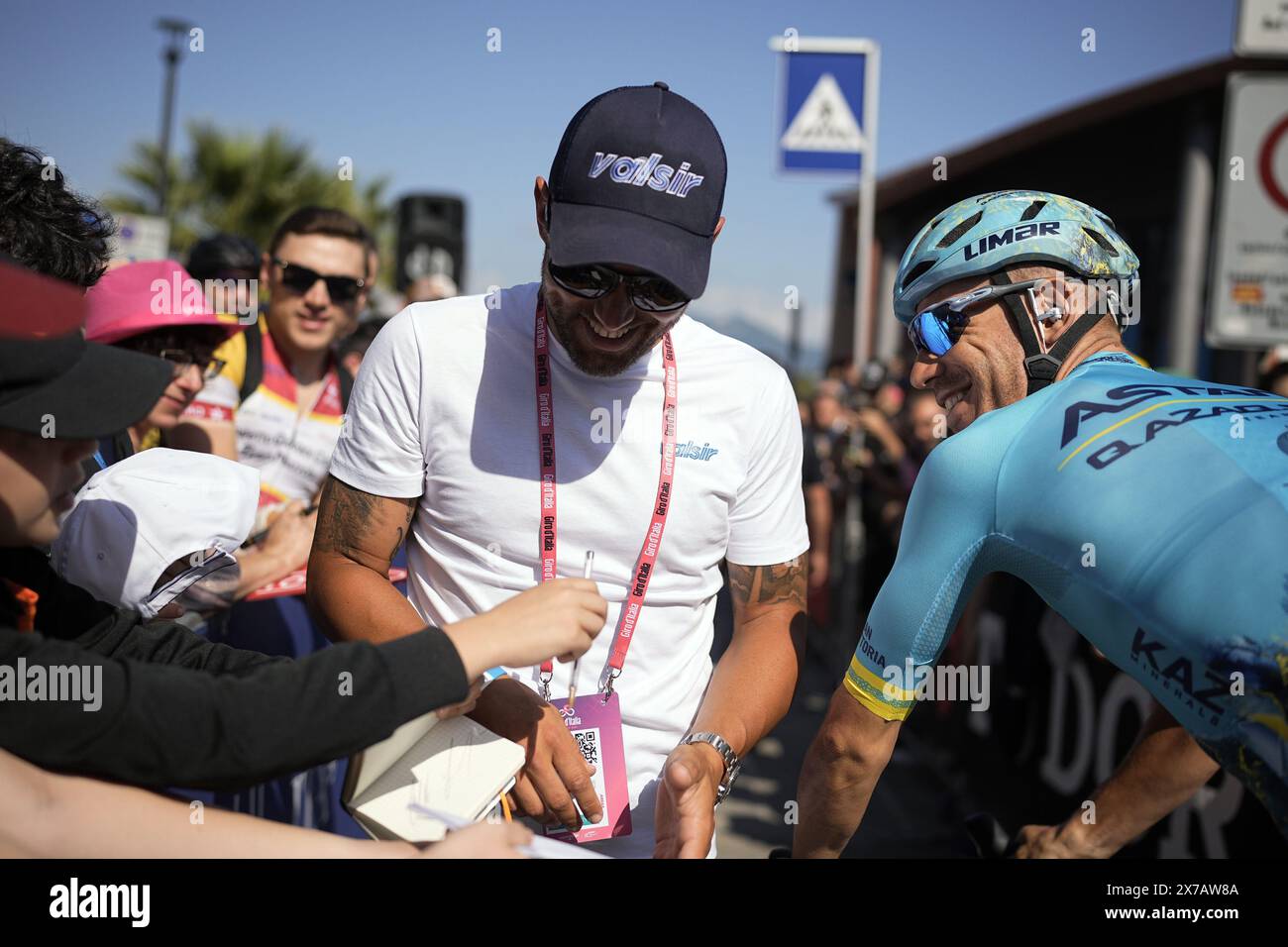 Manerba del Garda, Italia. 19 maggio 2024. Ballerini Davide (Team Astana Qazaqstan) e Sonny Colbrelli al via alla tappa 15 del giro d'Italia da Manerba del Garda a Livigno, Nord Italia - domenica 19 maggio 2024 - Sport Cycling (foto di Marco Alpozzi /Lapresse) crediti: LaPresse/Alamy Live News Foto Stock