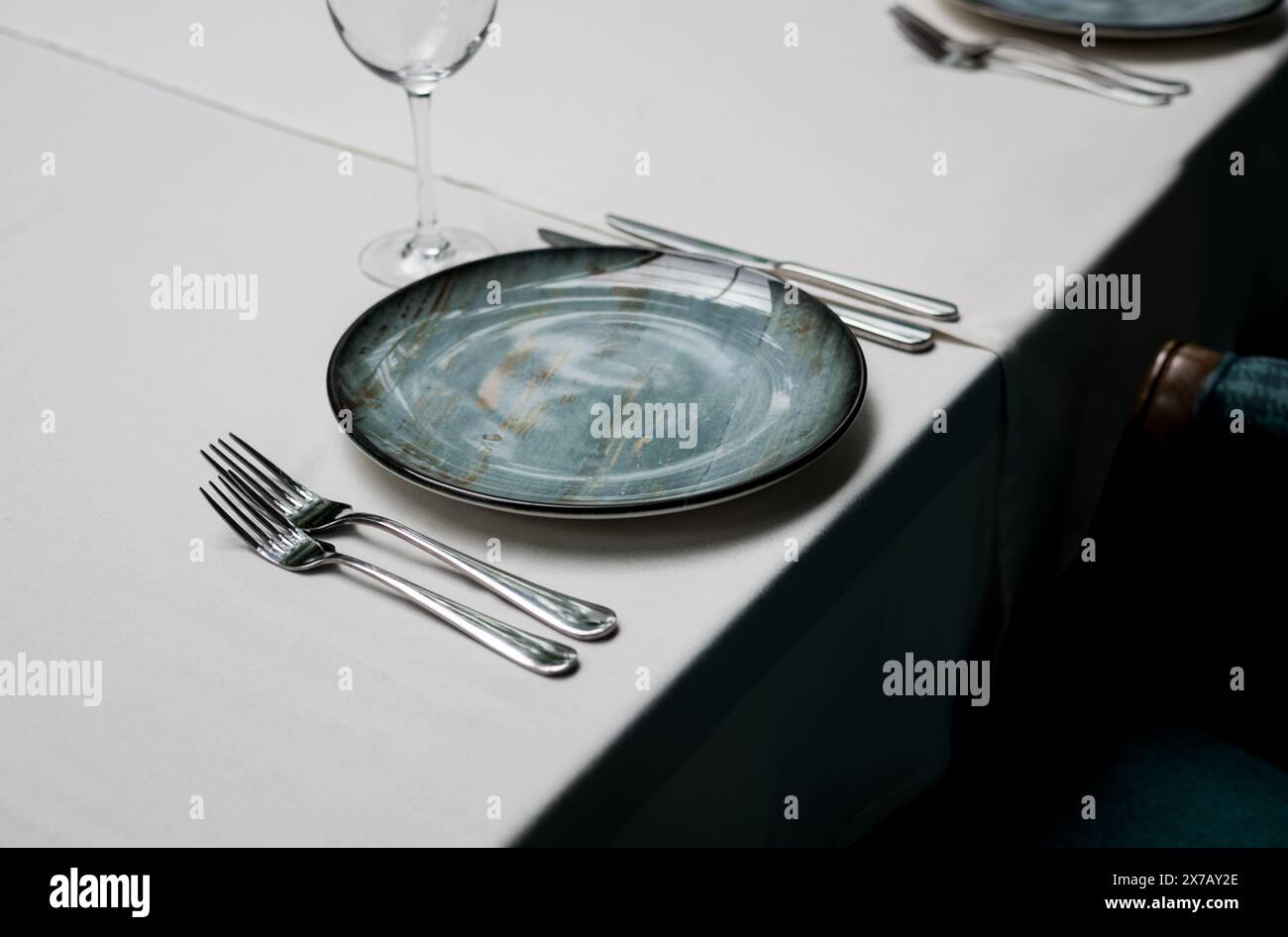 posate e piatti eleganti, forchette, coltelli. impostazione della tavola con piastre vuote. Foto Stock