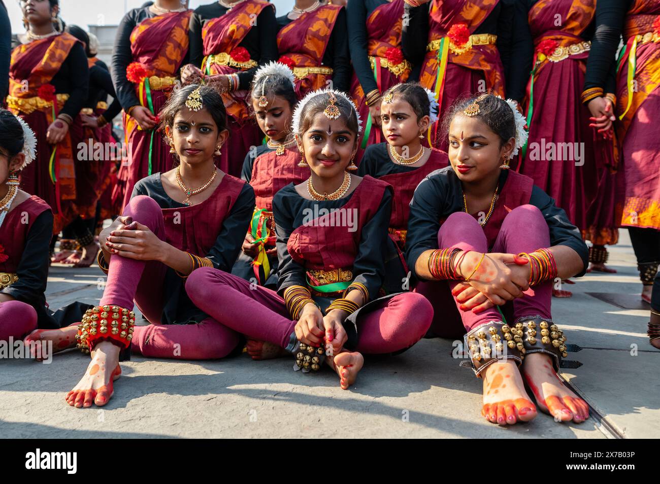 Londra, Regno Unito. 18 maggio 2024. I Tamil britannici si sono riuniti a Trafalgar Square per celebrare il 15° anniversario del genocidio Tamil in Sri Lanka, noto anche come Mullivaikkal Remembrance Day. Giovani ragazze in costumi tradizionali si esibiscono in Trafalgar Square. Crediti: Andrea Domeniconi/Alamy Live News Foto Stock