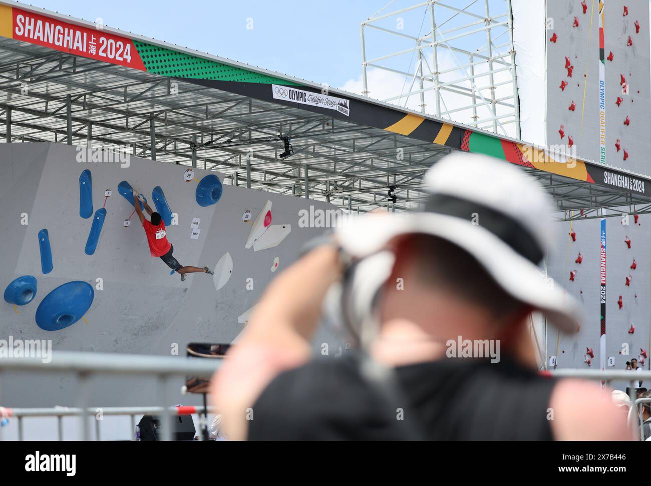 Shanghai. 19 maggio 2024. Alberto Gines Lopez gareggia nell'evento Boulder durante la finale maschile di arrampicata sportiva all'Olympic Qualifier Series nella Cina orientale di Shanghai, 19 maggio 2024. Crediti: Wang Kaiyan/Xinhua/Alamy Live News Foto Stock