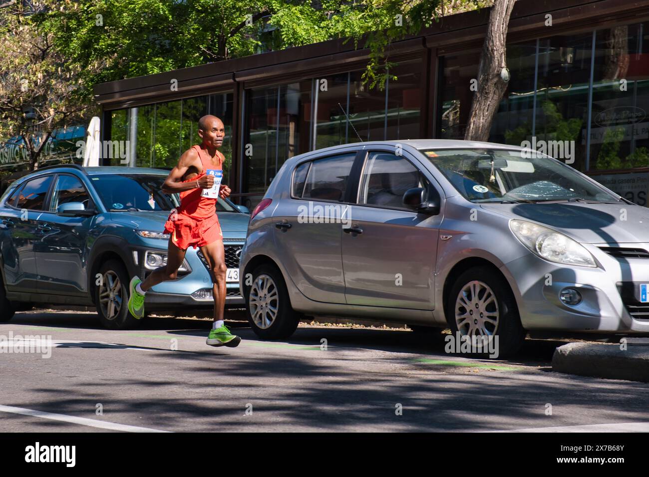 John Langat che corre alla maratona di Madrid nell'aprile 2024 Foto Stock