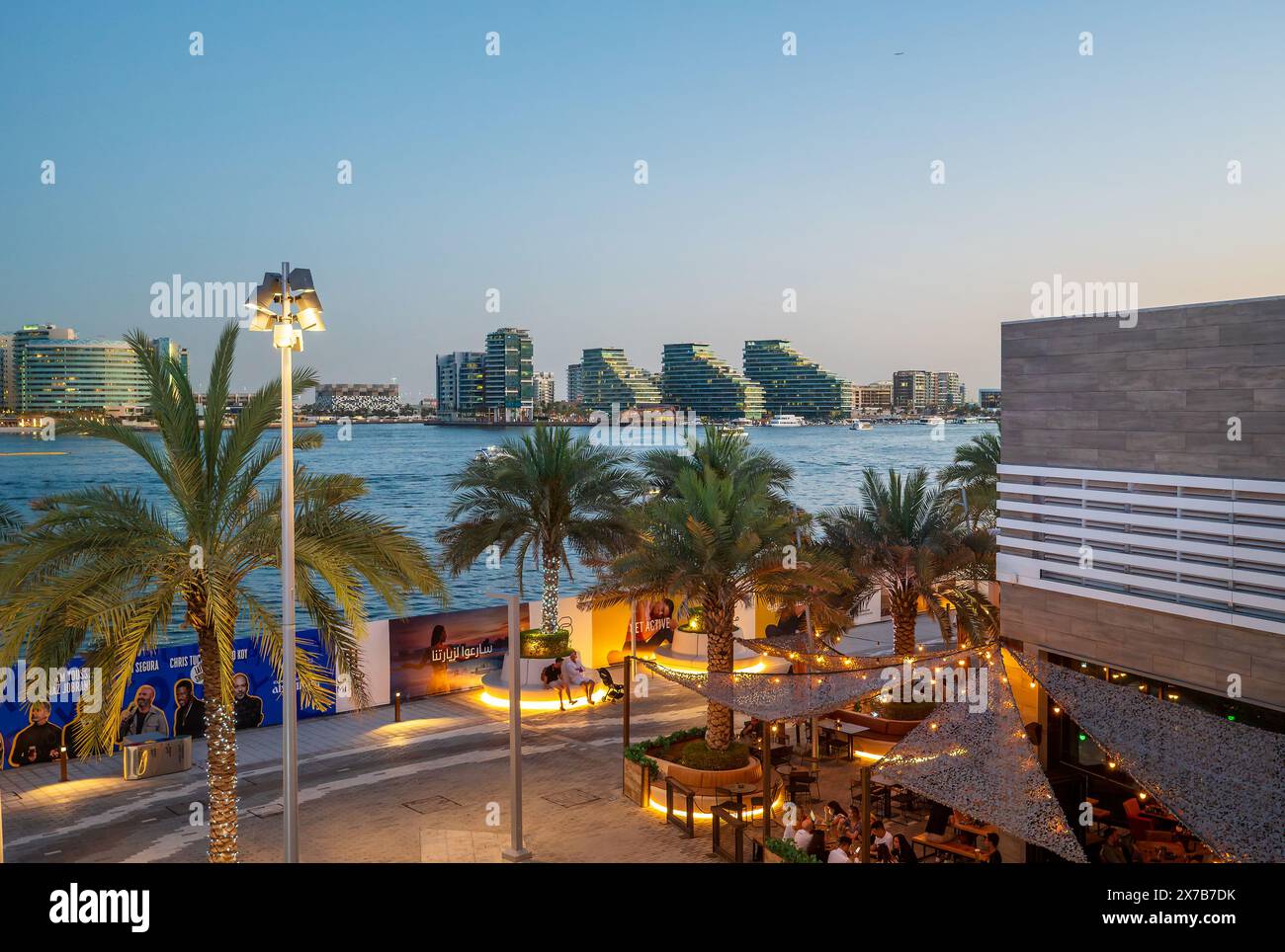 Abu Dhabi, Emirati Arabi Uniti - 3 maggio 2024: Crepuscolo a al Raha Beach con una vista di edifici moderni sullo skyline di Abu Dhabi, evidenziando la Foto Stock