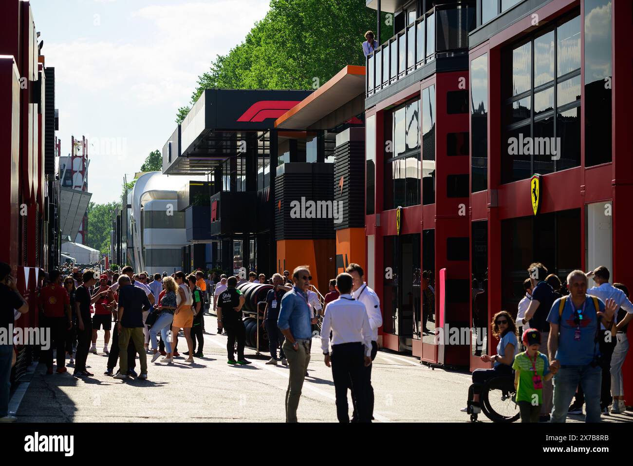 Vista generale del paddock di F1 dopo la sessione di qualificazione del Gran Premio del Made in Italy e dell’ Emilia-Romagna di Formula 1 MSC Cruises presso l’autodromo Enzo e Dino Ferrari del Imola. Foto Stock