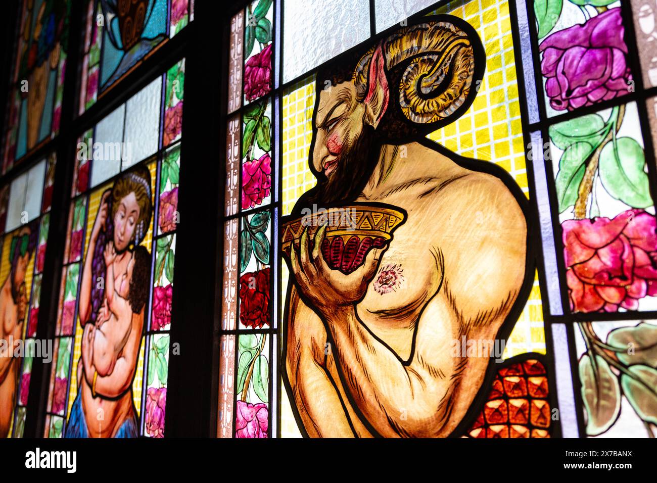 Vetrate colorate Art Nouveau all'interno del passaggio di Lucerna, Praga, Repubblica Ceca Foto Stock