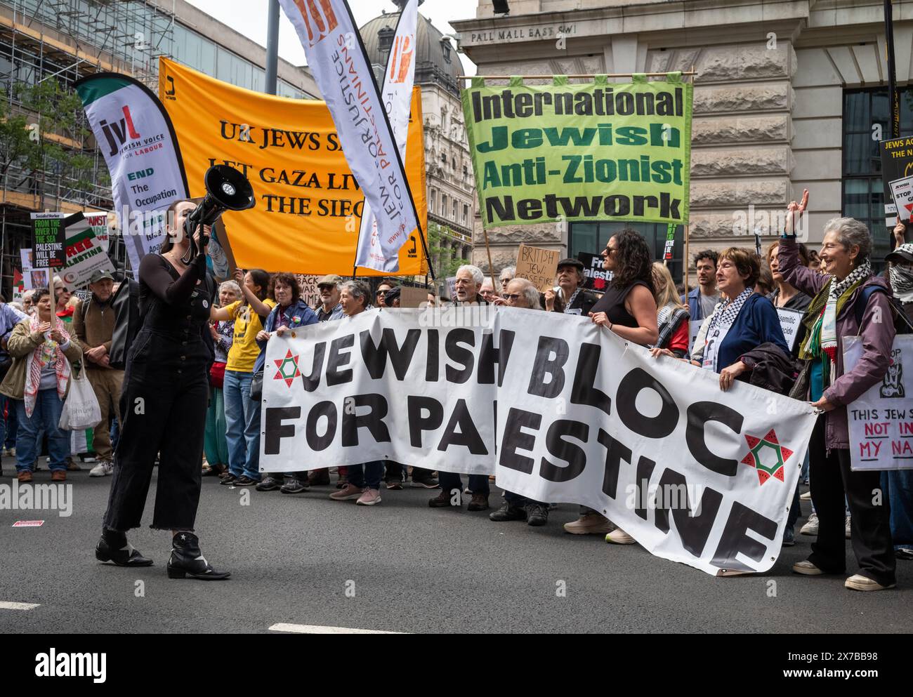Londra, Regno Unito. 18 maggio 2024: Il popolo ebraico anti-sionista chiede giustizia per la Palestina alla Nakba 76 marzo per la Palestina contro gli attacchi israeliani a Gaza nel centro di Londra, Regno Unito. Una grande marcia ha segnato il 76° anniversario della "catastrofe palestinese” nel 1948 e ha chiesto un cessate il fuoco a Gaza. Foto Stock