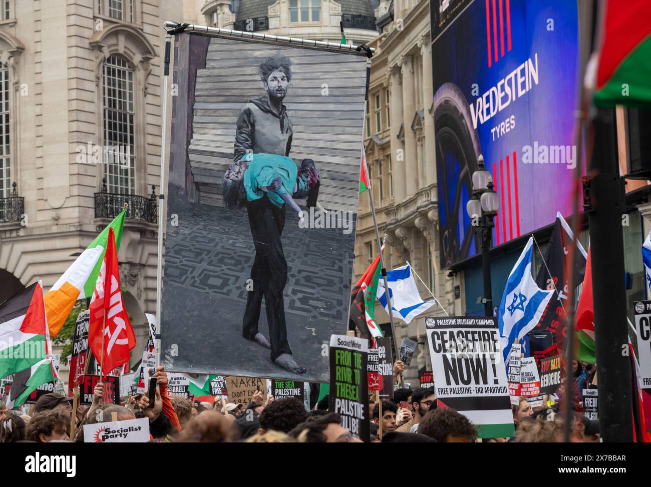 Londra, Regno Unito. 18 maggio 2024: I manifestanti tengono cartelli alla Nakba 76 marzo per la Palestina contro gli attacchi israeliani a Gaza nel centro di Londra, Regno Unito. Una grande marcia ha segnato il 76° anniversario della "catastrofe palestinese” nel 1948 e ha chiesto un cessate il fuoco a Gaza. Foto Stock