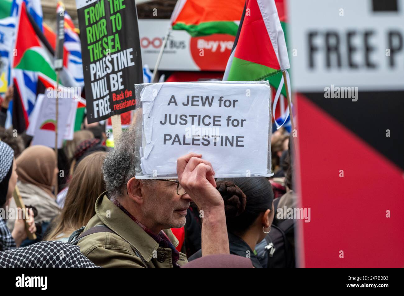 Londra, Regno Unito. 18 maggio 2024: Un uomo ebreo chiede giustizia per la Palestina alla Nakba 76 marzo per la Palestina contro gli attacchi israeliani a Gaza nel centro di Londra, Regno Unito. Una grande marcia ha segnato il 76° anniversario della "catastrofe palestinese” nel 1948 e ha chiesto un cessate il fuoco a Gaza. Foto Stock