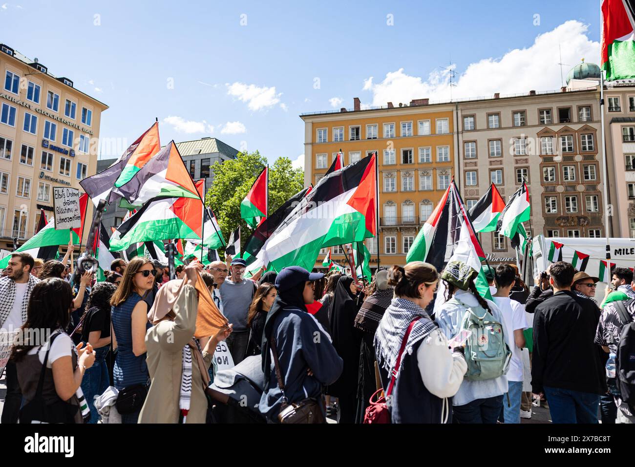 Monaco, Germania. 18 maggio 2024. Centinaia di persone si sono riunite al raduno iniziale della Nakba-Demo il 18 maggio 2024 a Monaco di Baviera, in Germania. Come si dice, essi chiedono: »Una fine del genocidio a Gaza», protestano contro il «continuo sfollamento» e chiedono «il diritto di tornare». (Foto di Alexander Pohl/Sipa USA) credito: SIPA USA/Alamy Live News Foto Stock