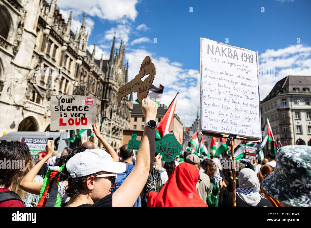 Monaco, Germania. 18 maggio 2024. Centinaia di persone si sono riunite al raduno iniziale della Nakba-Demo il 18 maggio 2024 a Monaco di Baviera, in Germania. Come si dice, essi chiedono: »Una fine del genocidio a Gaza», protestano contro il «continuo sfollamento» e chiedono «il diritto di tornare». (Foto di Alexander Pohl/Sipa USA) credito: SIPA USA/Alamy Live News Foto Stock