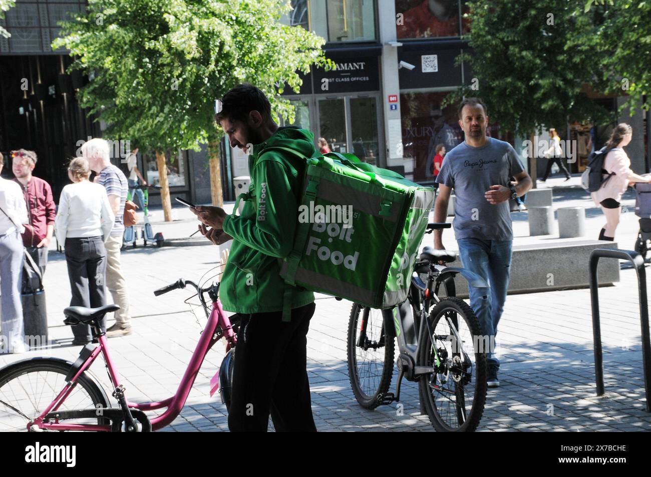 Praga /repubblica Ceca /15 MAGGIO 2024/Bolt Food biker consegna a Praga. (Foto. Francis Joseph Dean/Dean Pictures) (non per uso commerciale) Foto Stock