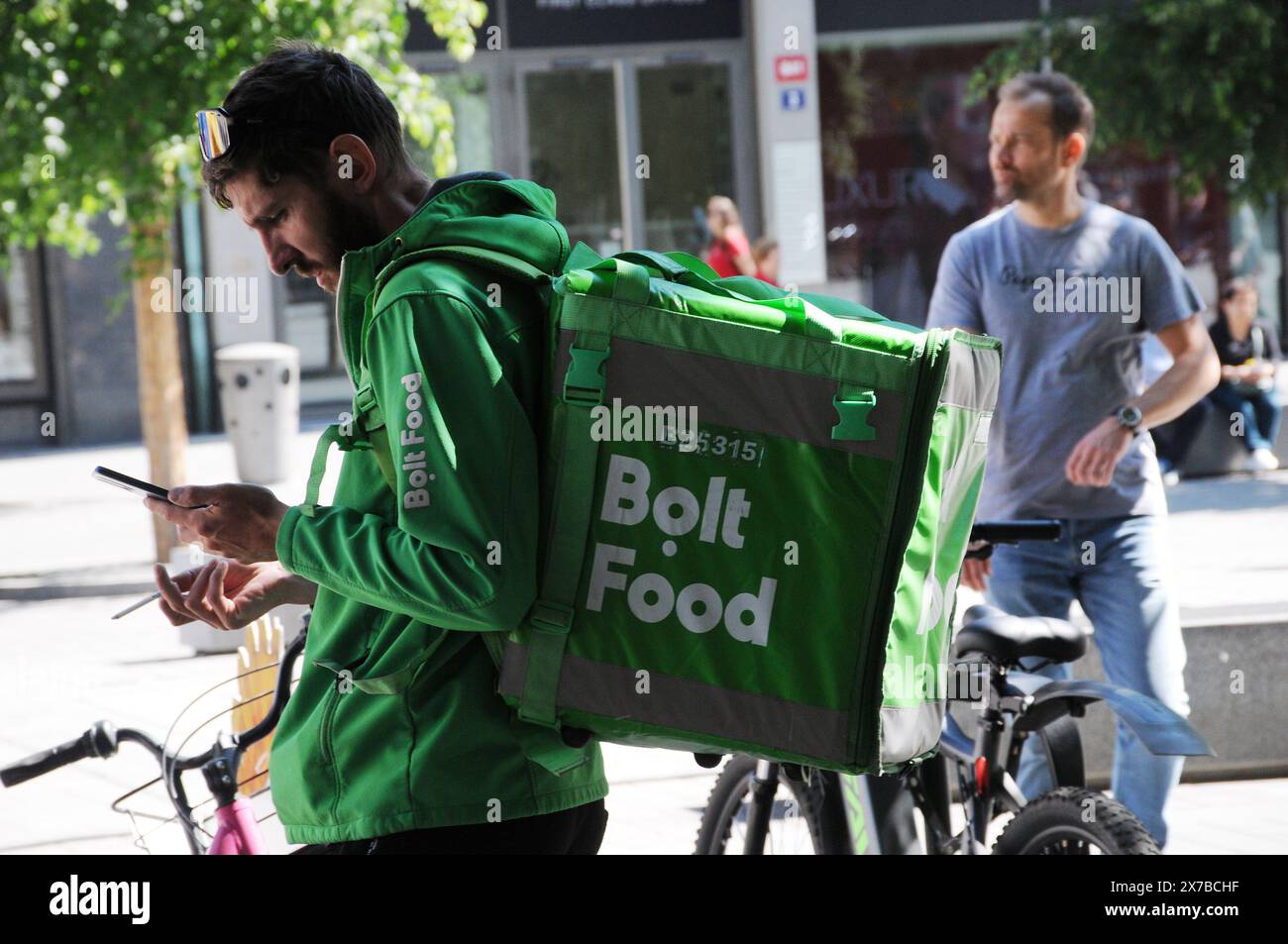 Praga /repubblica Ceca /15 MAGGIO 2024/Bolt Food biker consegna a Praga. (Foto. Francis Joseph Dean/Dean Pictures) (non per uso commerciale) Foto Stock