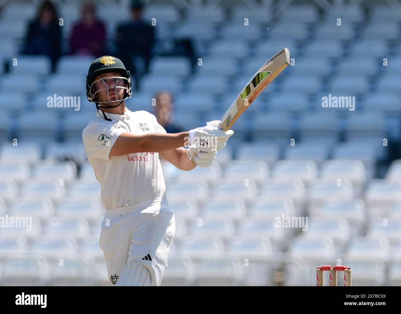 Nottingham, regno unito, Trent Bridge Cricket Ground. 17 maggio 2024. Vitality County Championship Division 1. Nottinghamshire contro Hampshire nella foto: Clarke T 33 (Nottinghamshire) vittoria in battuta giorno 3. Crediti: Mark Dunn/Alamy Live News Foto Stock