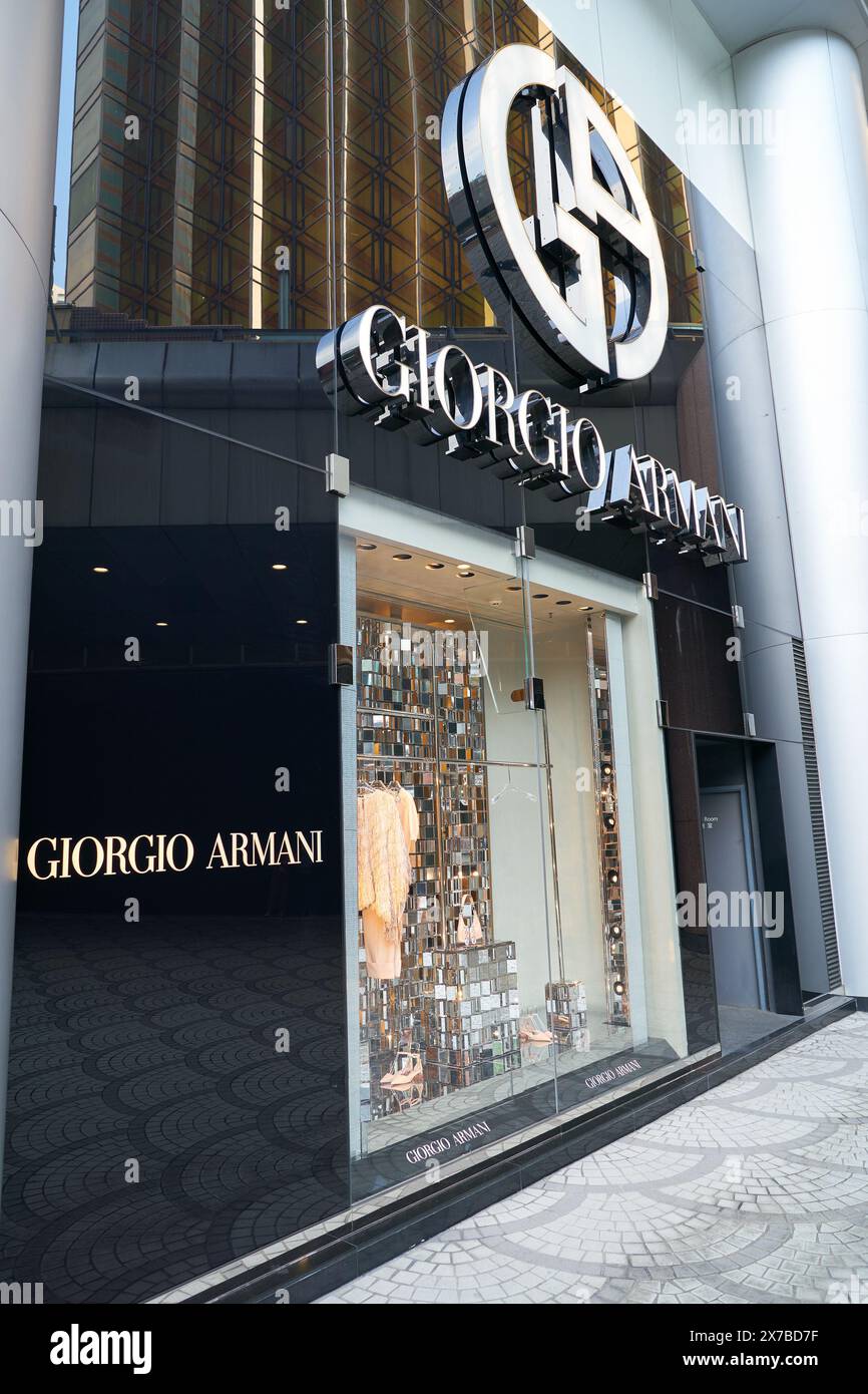 HONG KONG, CINA - 5 DICEMBRE 2023: Negozio Giorgio Armani presso Harbour City. Harbour City è un centro commerciale a Tsim Sha Tsui, Kowloon. Foto Stock