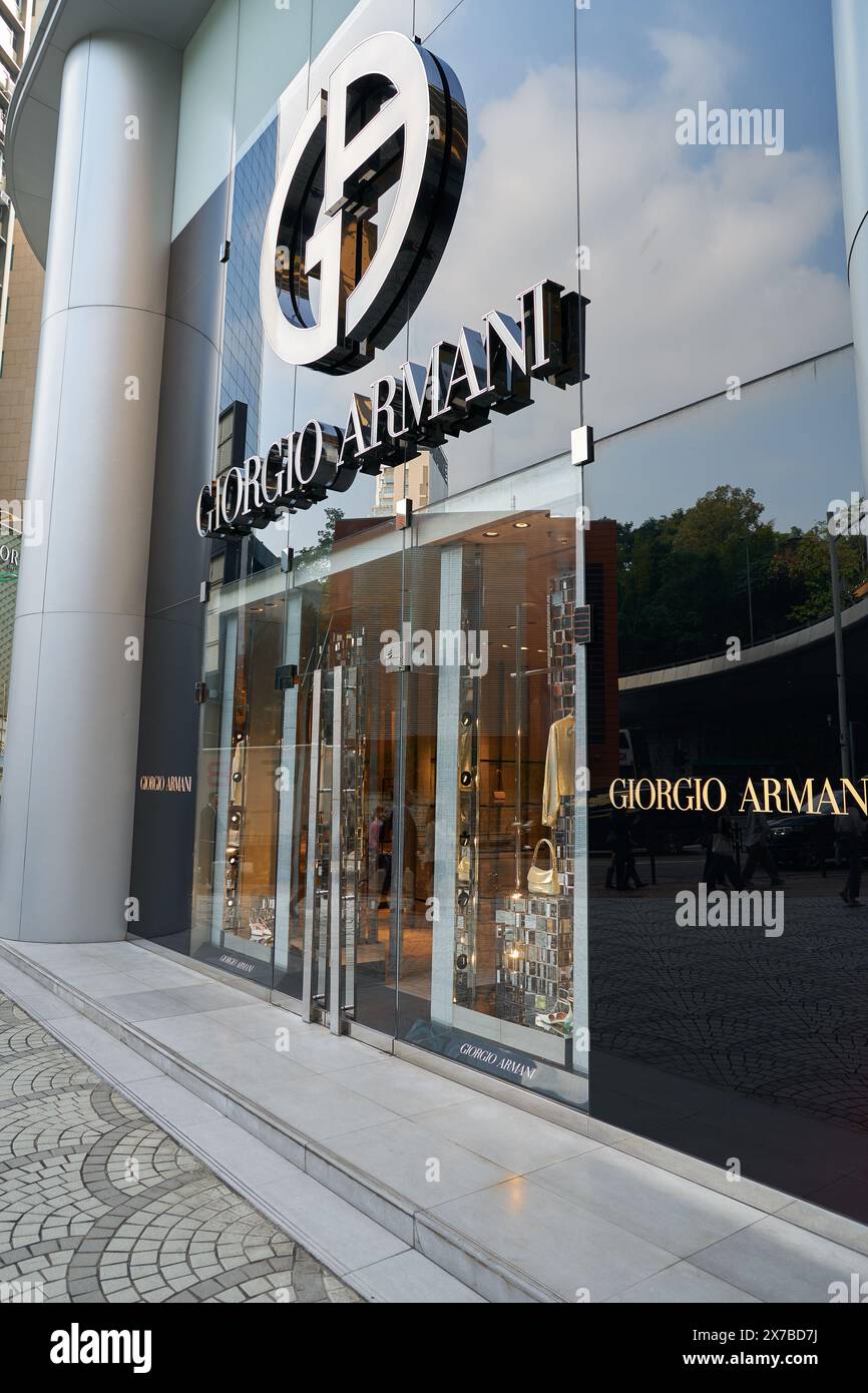 HONG KONG, CINA - 5 DICEMBRE 2023: Ingresso al negozio Giorgio Armani presso Harbour City. Harbour City è un centro commerciale a Tsim Sha Tsui, Kowloon. Foto Stock