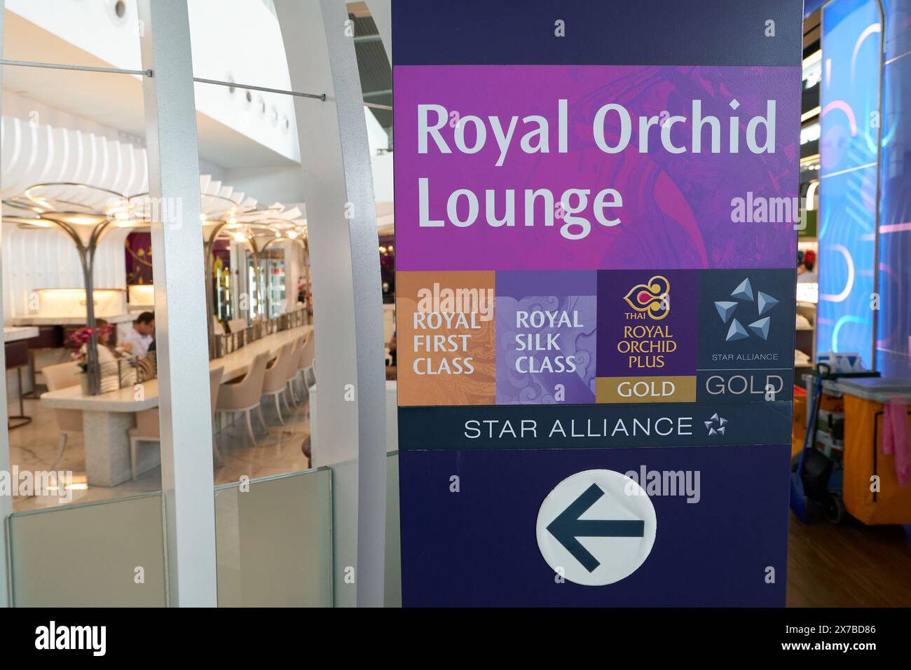 PHUKET, THAILANDIA - 9 MAGGIO 2023: Royal Orchid Thai Airways Lounge all'Aeroporto Internazionale di Phuket. Foto Stock