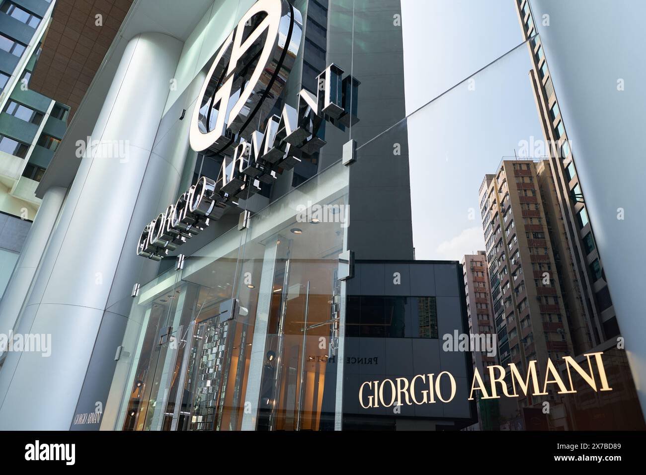 HONG KONG, CINA - 5 DICEMBRE 2023: Negozio Giorgio Armani presso Harbour City. Harbour City è un centro commerciale a Tsim Sha Tsui, Kowloon. Foto Stock