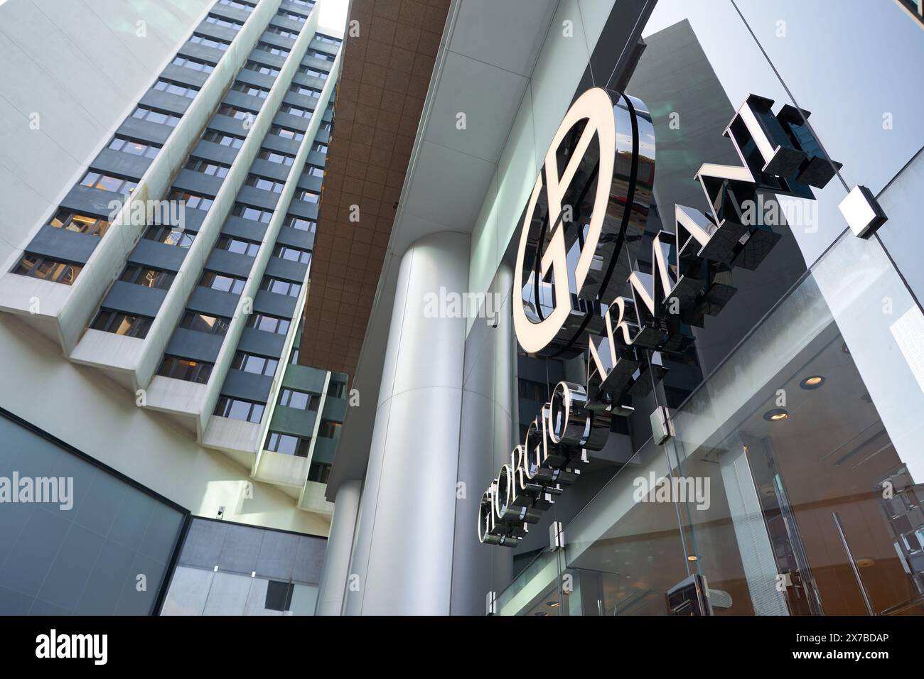 HONG KONG, CINA - 5 DICEMBRE 2023: Negozio Giorgio Armani presso Harbour City. Harbour City è un centro commerciale a Tsim Sha Tsui, Kowloon. Foto Stock