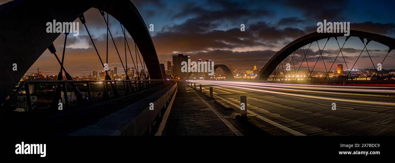 6th St Bridge che guarda ad ovest verso il centro di Los Angeles Foto Stock
