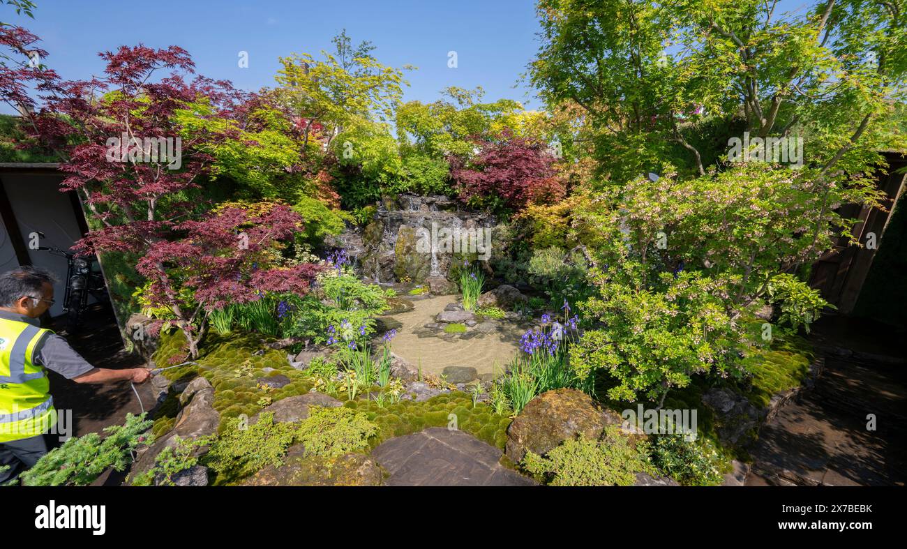 Royal Hospital, Chelsea, Londra, Regno Unito. 19 maggio 2024. I ritocchi finali sono fatti per le esposizioni di giardini e piante in una giornata calda prima dell'apertura al pubblico dell'RHS Chelsea Flower Show 2024 dal 21 maggio al 25 maggio. Immagine: Sanctuary Garden, MOROTO no IE Garden, progettato da Kazuyuki Ishihara. I vivaci acri e una cascata che si snoda mescolano la bellezza del mondo naturale con gli aspetti pratici della vita familiare. Crediti: Malcolm Park/Alamy Live News Foto Stock