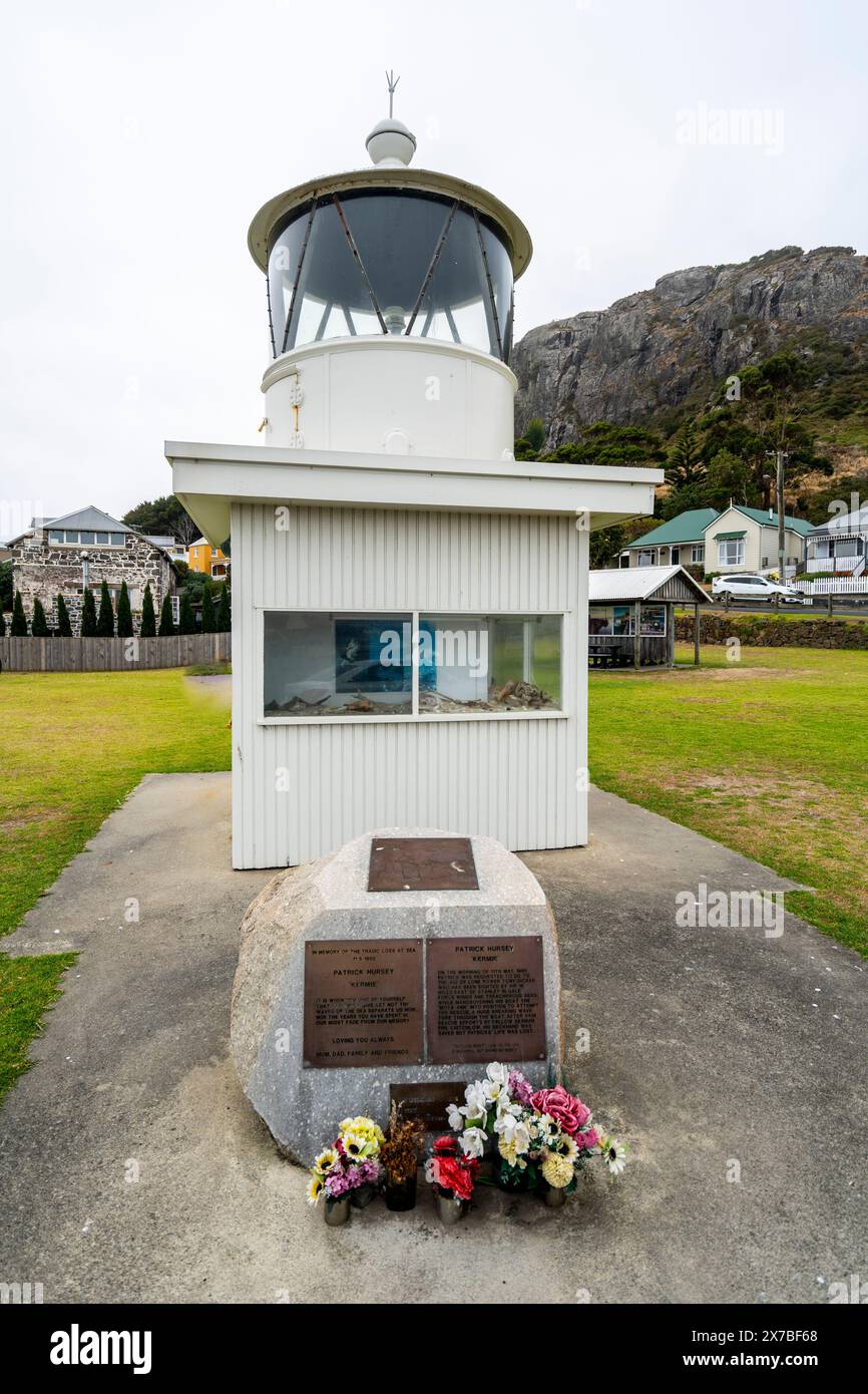 Faro e monumento a Patrick Hursey, Marine Park, Stanley, Tasmania Foto Stock