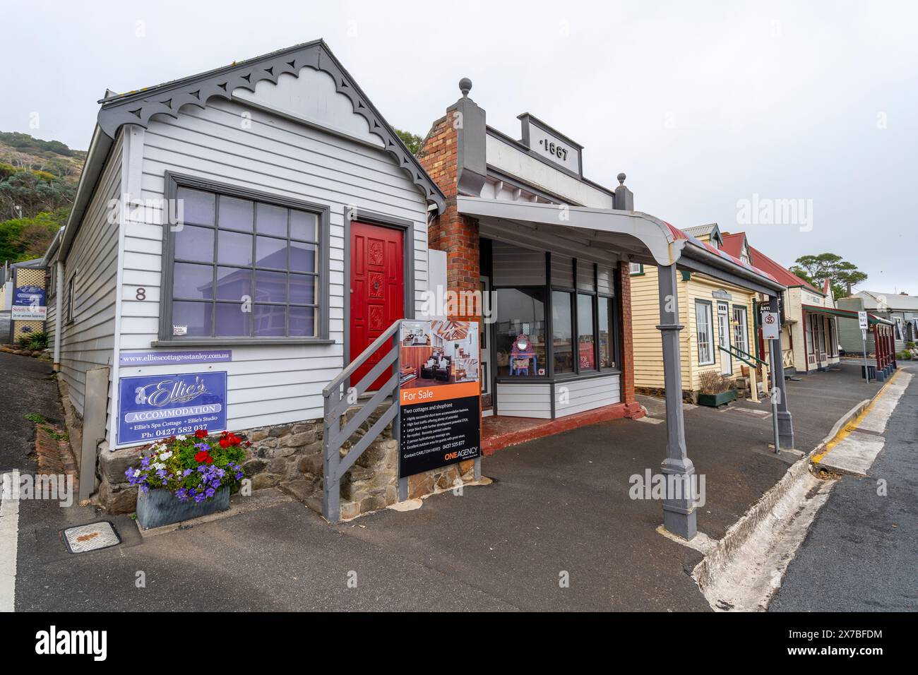 Esterno di negozi patrimonio storico sulla strada principale di Stanley, Tasmania Foto Stock