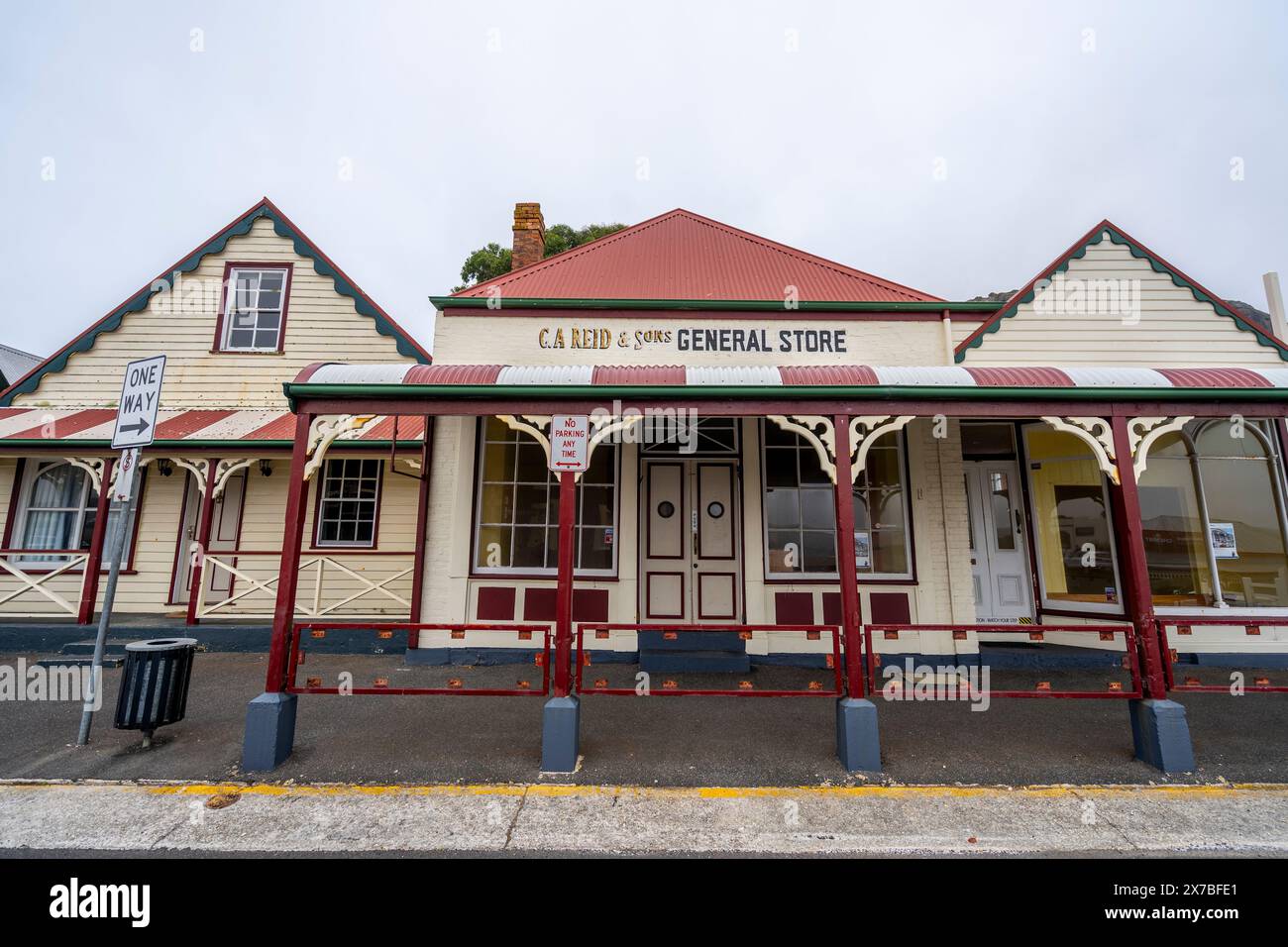 Esterno di negozi patrimonio storico sulla strada principale di Stanley, Tasmania Foto Stock