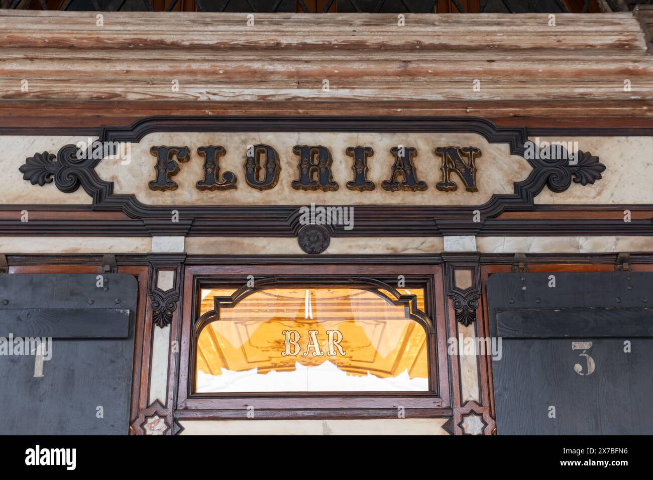 Cartello del Caffe Florian Coffee House bar in Piazza San Marco a Venezia, Italia. Fondata nel 1720, la più antica caffetteria in continua opera Foto Stock