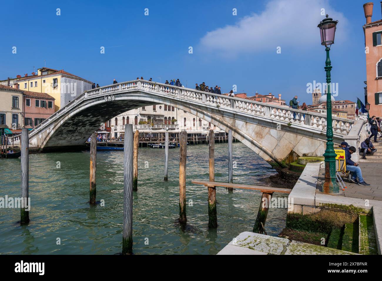 Ponte degli Scalzi sul Canal grande nella città di Venezia, Italia. Ponte pedonale ad arco in pietra del 1934, progettato da Eugenio Miozzi. Foto Stock