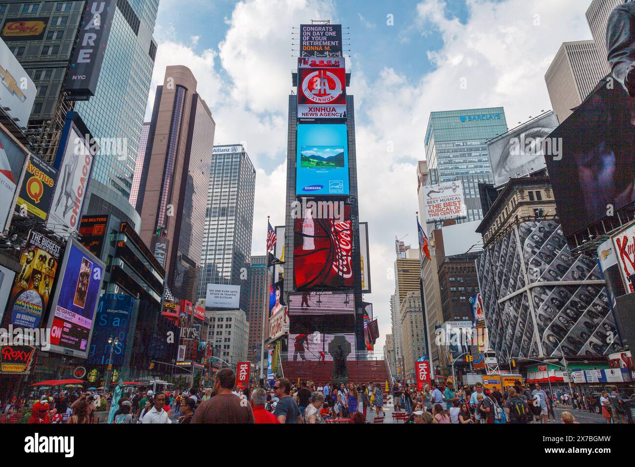 I cartelloni pubblicitari colorati degli edifici moderni di Times Square, Manhattan, New York City Foto Stock