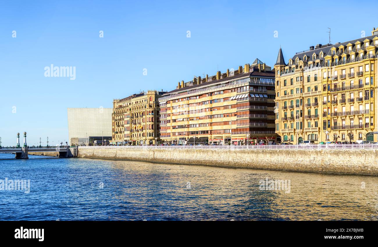 Passeggiata Ramón María Lili lungo il fiume Urumea con il Palazzo Kursaal sullo sfondo. Donostia, Paesi Baschi, Spagna Foto Stock