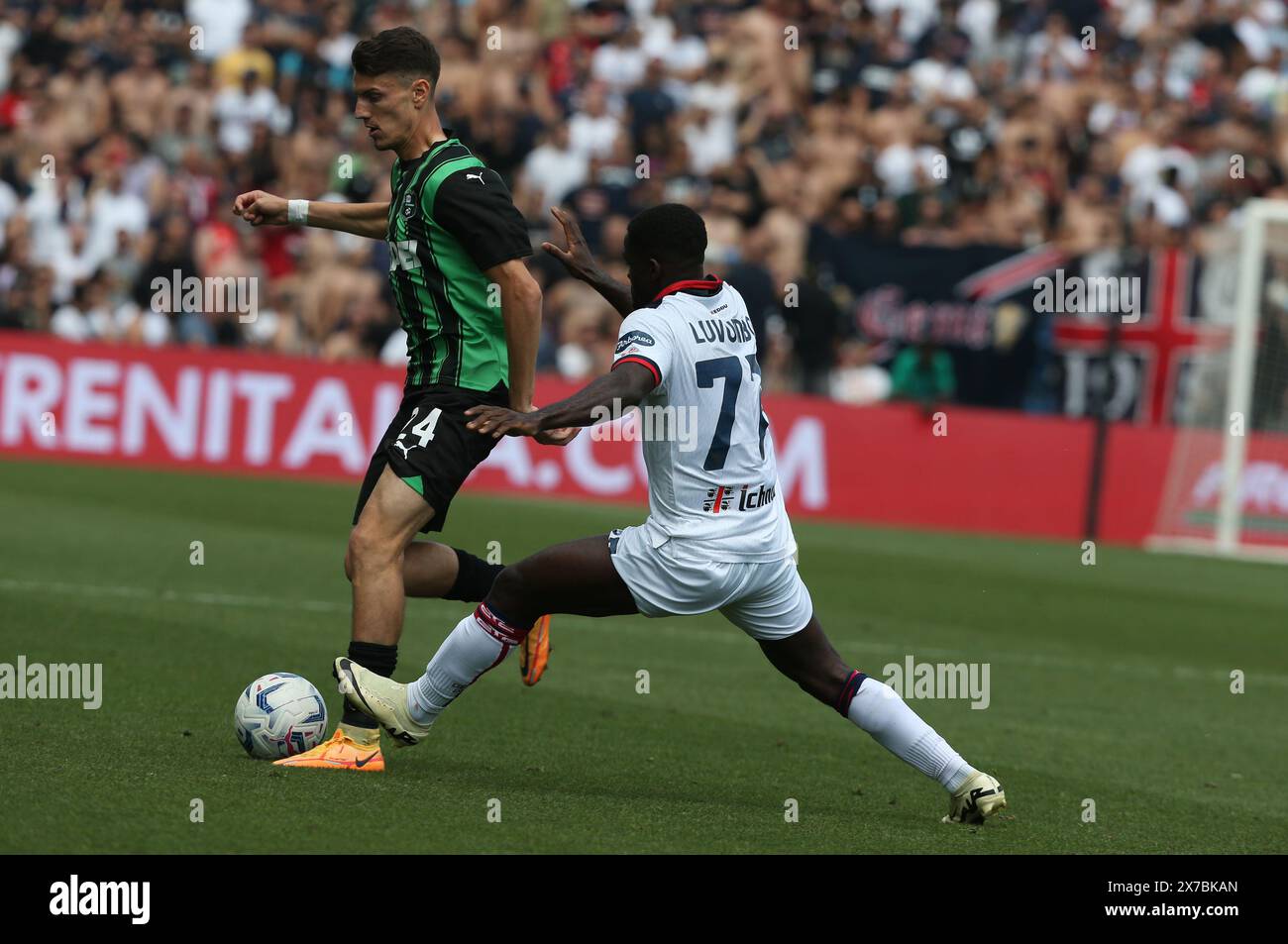 Reggio Emilia, Italia. 19 maggio 2024. Foto Gianni Santandrea/LaPresse 19 maggio 2024 Reggio Emilia, Italia - sport, calcio - Sassuolo vs Cagliari - Campionato di calcio serie A Tim 2023/2024 - Stadio Mapei. Nella foto: Boloca LuvumboPhoto Gianni Santandrea/LaPresse 19 maggio 2024 Reggio Emilia, Italia - sport, calcio - Sassuolo vs Caglairi - serie A Tim 2023/2024 campionato di calcio - Stadio Mapei. Nella foto: Boloca Luvumbo credito: LaPresse/Alamy Live News Foto Stock