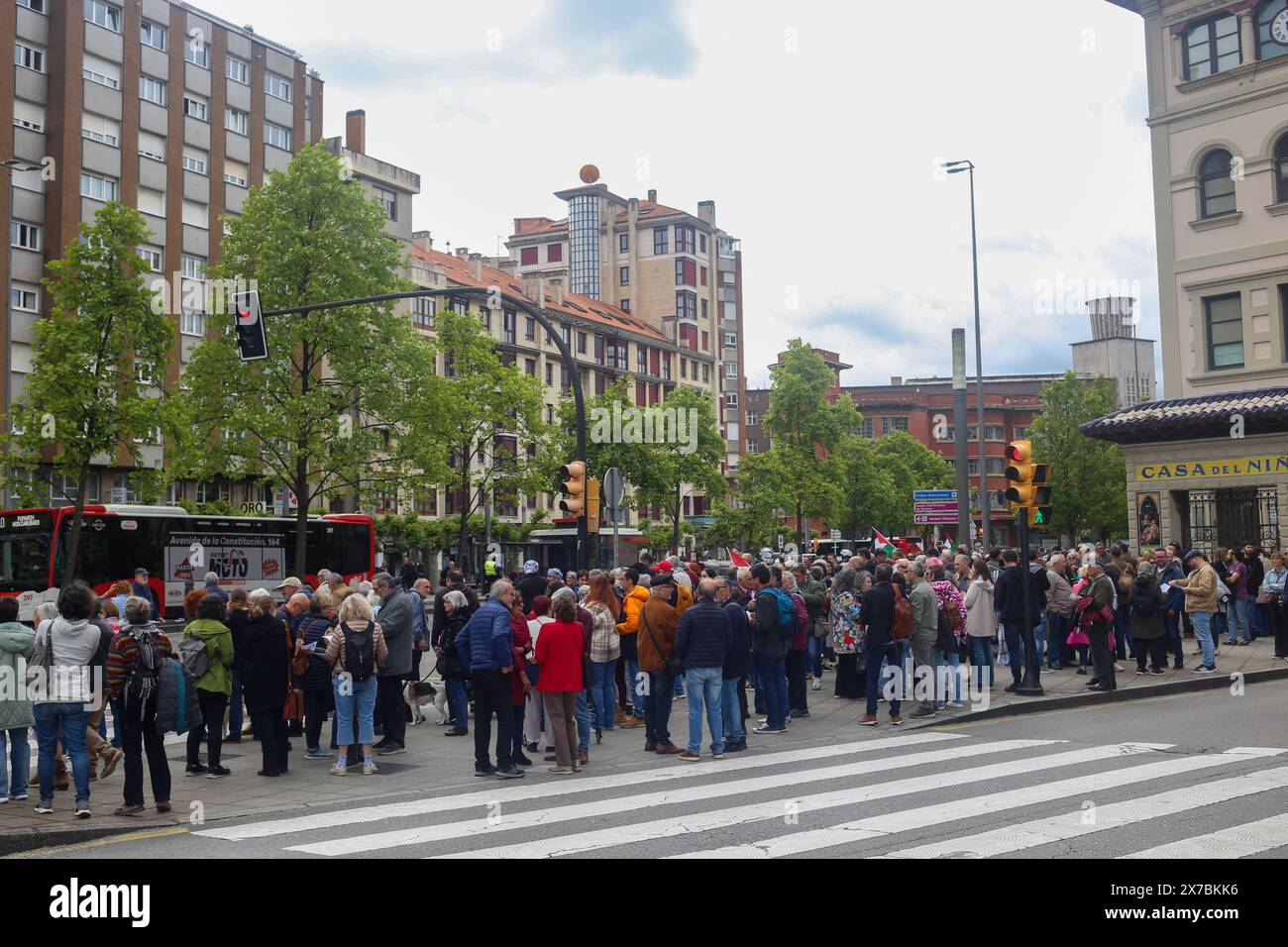 Gijón, Spagna, 19 maggio 2024: Centinaia di persone si sono riunite per le strade di Gijón durante la dimostrazione Stop the Genocide, la fine delle relazioni e l'acquisto e la vendita di armi con Israele, il 19 maggio 2024, a Gijón, in Spagna. Crediti: Alberto Brevers/Alamy Live News. Foto Stock