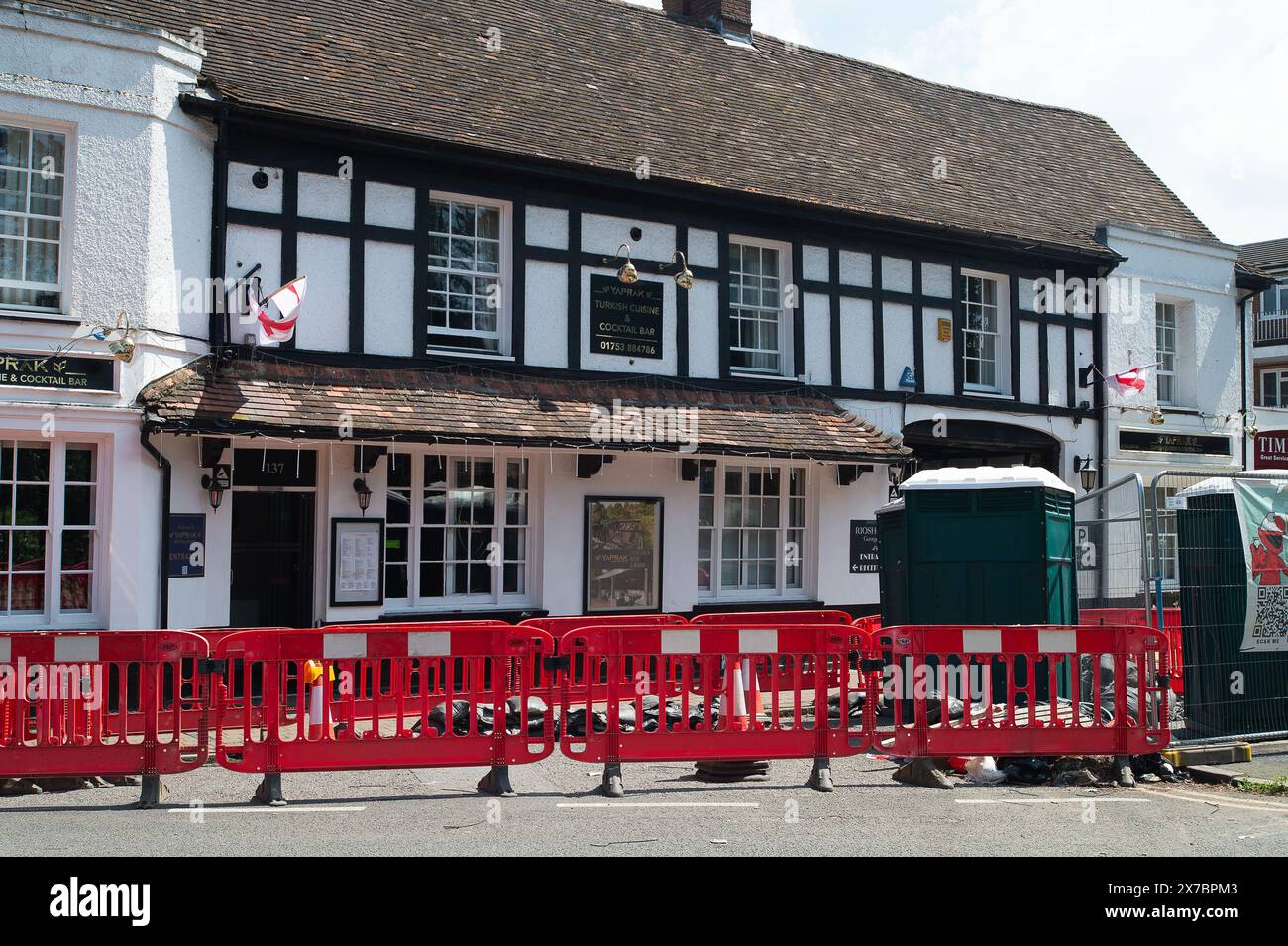 Chalfont St Peter, Regno Unito. 19 maggio 2024. Il villaggio di Chalfont St Peter, nel Buckinghamshire, sara' presente su BBC Countryfile. Negli ultimi mesi il villaggio ha sofferto di inondazioni di acque sotterranee e fognature. L'acqua del Tamigi ha scaricato le acque reflue nel fiume Misbourne, nel villaggio. Anche se le petroliere Tamigi che stavano togliendo acqua di inondazione e fognature non sono più allineate fuori dal villaggio, la strada per Chalfont St Peter rimane chiusa dopo cinque mesi. Ciò ha avuto un impatto devastante sulle imprese locali. Barriere idriche e sacchi di sabbia sul Tamigi Foto Stock