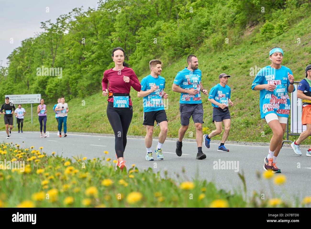 Vladivostok, Russia. 19 maggio 2024. I partecipanti corrono ad un evento di mezza maratona a Vladivostok, Russia, 19 maggio 2024. Crediti: Guo Feizhou/Xinhua/Alamy Live News Foto Stock
