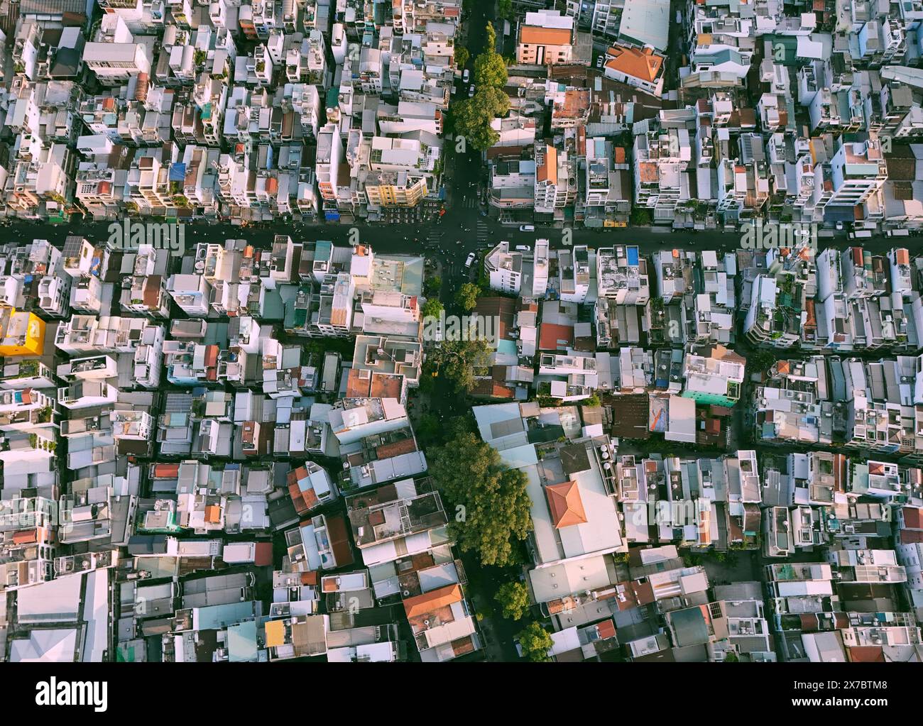 Vista aerea dell'affollata area residenziale di ho chi Minh, città asiatica nella stagione calda, affollata casa di metropolitana con cemento che irradia calore, sovraffollata Foto Stock