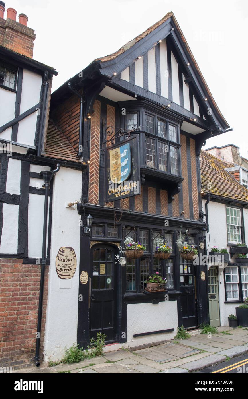 Edificio pub del XVI secolo di All Saints Street con cornici in legno Foto Stock