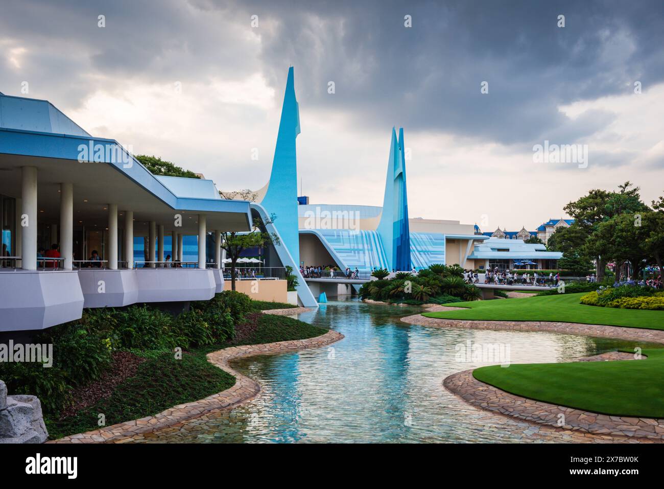 Vista sul mare di Tomorrowland a Tokyo Disneyland. Foto Stock